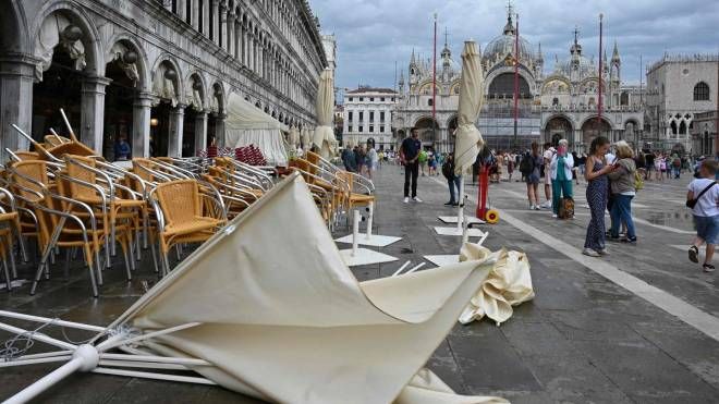 Cadono frammenti dal Campanile e volano ombrelloni in piazza San Marco