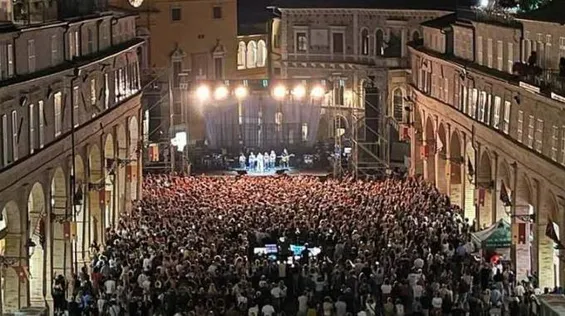 Elisa in concerto a Fermo fa cantare tutta la piazza: "Ora una vita più sostenibile" 