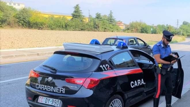 La coppia di cinquantenni è stata denunciata dai carabinieri