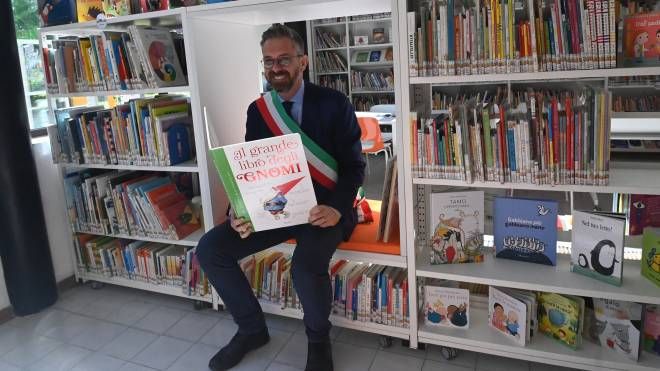 Il sindaco Lepore nella rinnovata biblioteca Tassinari Clò