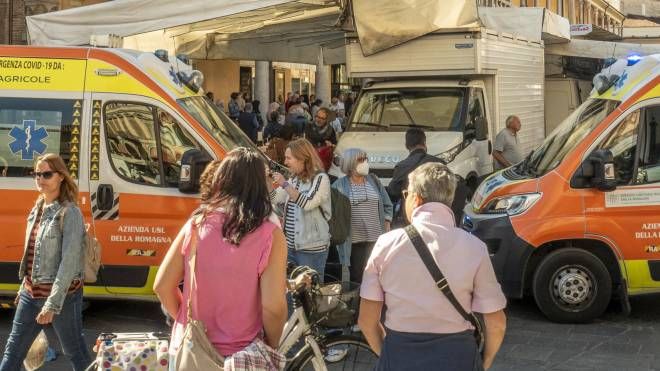 L’intervento delle ambulanze ieri, peraltro in un giorno di mercato (Foto Tedioli)