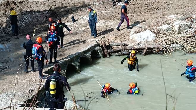Alluvione Marche, le ricerche con i sommozzatori (foto Effimera)