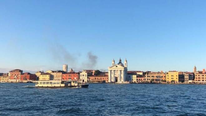 Incendio a Venezia in uno stabile del sestiere di Santa Croce