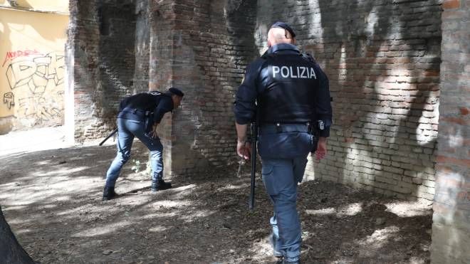 I controlli della polizia in via Boldrini