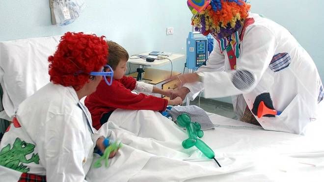 Clown in corsia, uno dei tanti modi per risollevare i bambini in ospedale