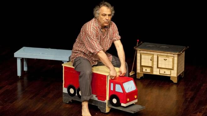 ’Un camion rosso dei pompieri’ di e con Roberto Frabetti, in scena a gennaio
