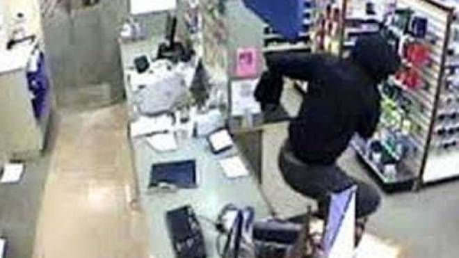 Un assalto in farmacia ripreso da una telecamera (foto di repertorio)