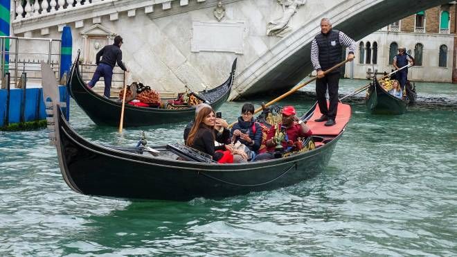 Hakon Raseduzzaman in gondola a Venezia