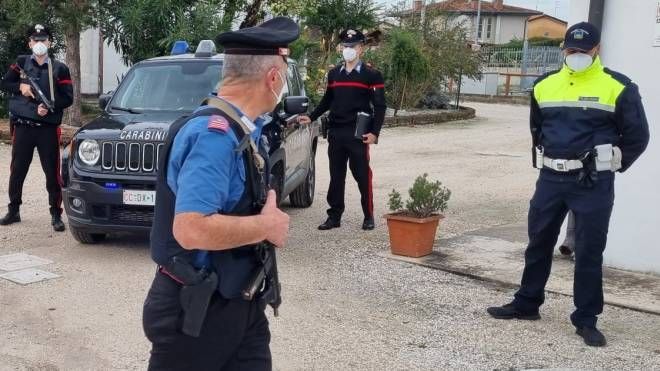 Carabinieri e polizia locale durante i controlli  nelle due abitazioni
