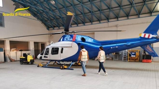 Uno degli elicotteri sequestrati a Venezia dalla guardia di finanza
