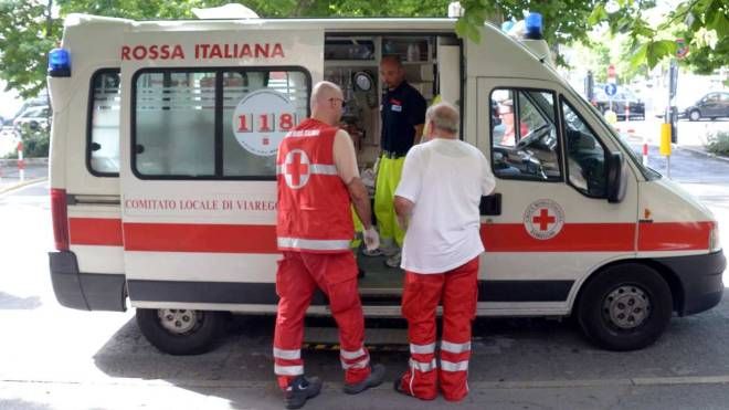 Volontari e dipendenti della Croce Rossa durante un trasporto