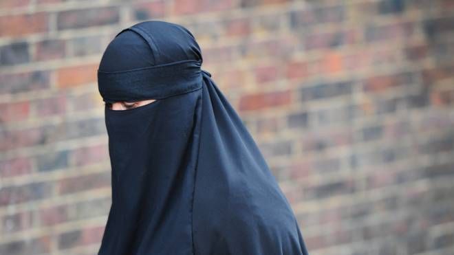 Donna velata con niqab