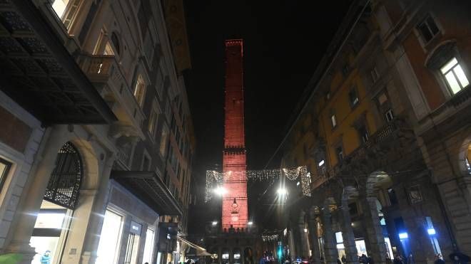 La Torre degli Asinelli illuminata per le feste a Bologna (FotoSchicchi)