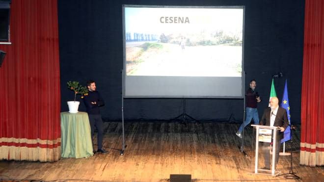 Lattuca e Bonaccini ieri sul palco del teatro Verdi per l’incontro del Pd cesenate