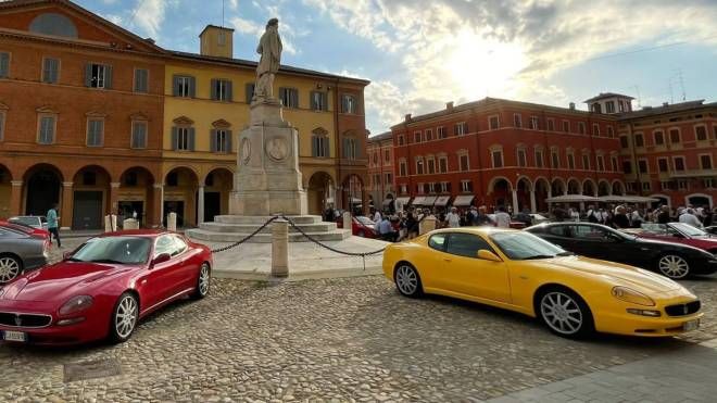 Il raduno Maserati davanti all'Accademia di Modena