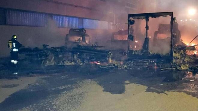 I mezzi della Marr devastati dall’incendio doloso appiccato sabato a Carasco