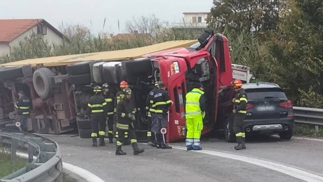 Incidente a Chiaravalle, il camion ribaltato in superstrada