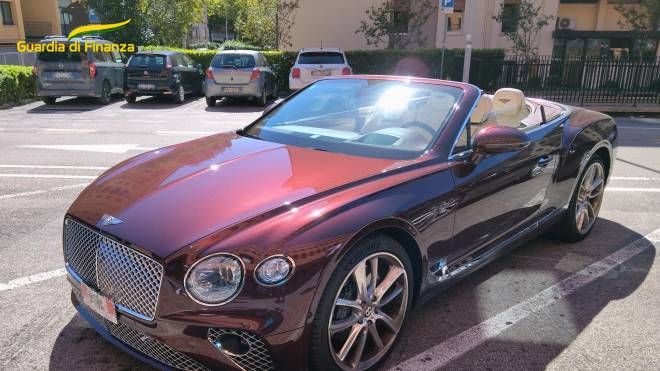 L'auto di lusso sequestrata Bentley Continental Gran Turismo