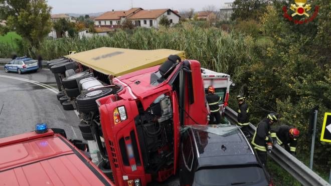 L'incidente mortale a Chiaravalle: ambulanza schiacciata da un tir