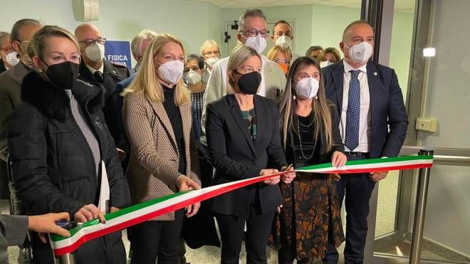 Il taglio del nastro nella nuova riabilitazione all'ospedale 'San Luca'