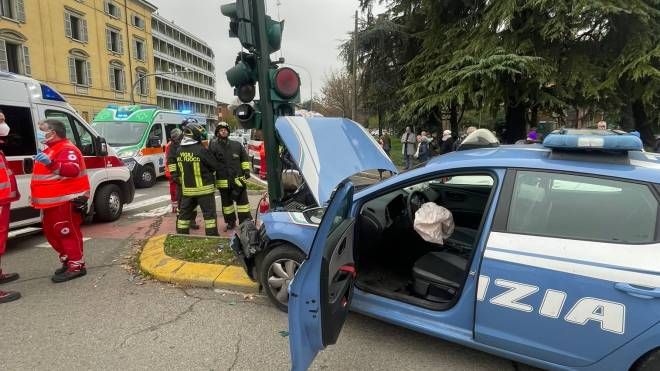Incidente a Reggio con coinvolta una volante dalla polizia