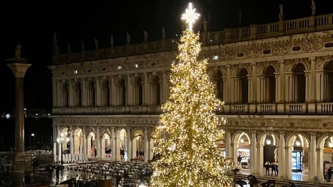 Acceso l'albero di Natale a Venezia