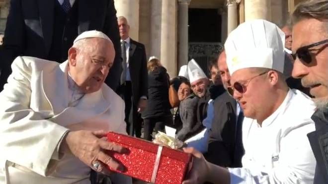 Il papa si intrattiene con gli studenti dell'alberghiero di Pesaro