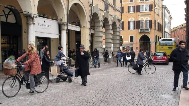A Modena sconti a chi fa shopping in bici: approvata la proposta