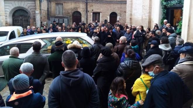 Folla alla chiesa di San Giorgio per l'ultimo saluto a Francesco Cervigni