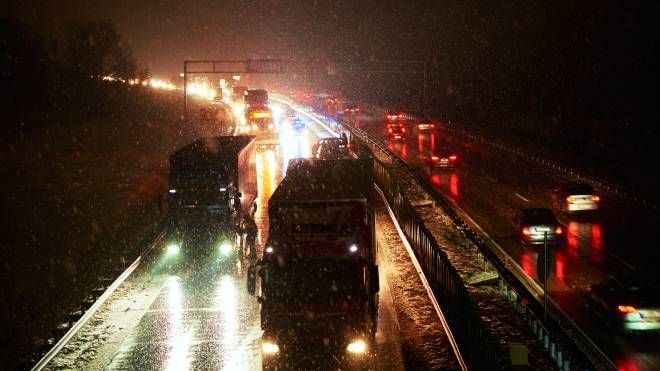 Incidente in autostrada di notte: foto generica
