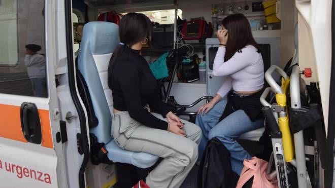 Due studentesse soccorse dentro ad un'ambulanza